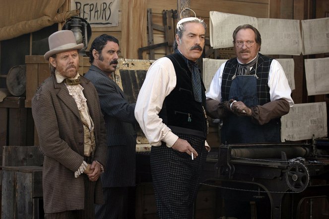 Deadwood - Season 1 - Plague - Photos - William Sanderson, Ian McShane, Powers Boothe, Jeffrey Jones
