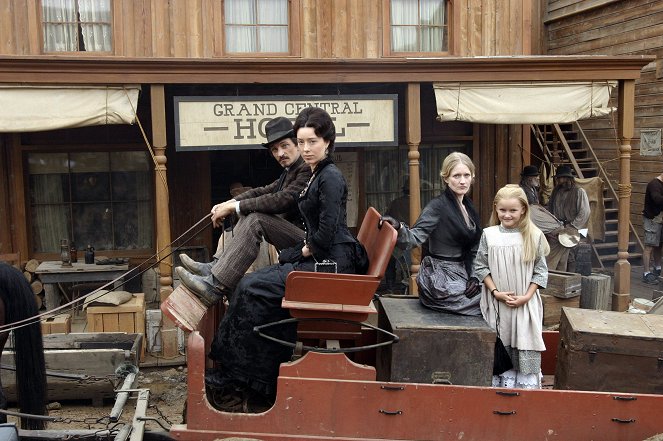 Deadwood - Season 1 - Bullocks Rückkehr - Werbefoto - John Hawkes, Molly Parker, Paula Malcomson