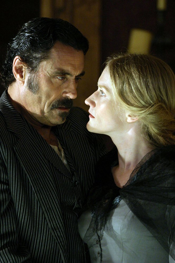 Deadwood - Season 1 - Bullock Returns to the Camp - Photos - Ian McShane, Paula Malcomson