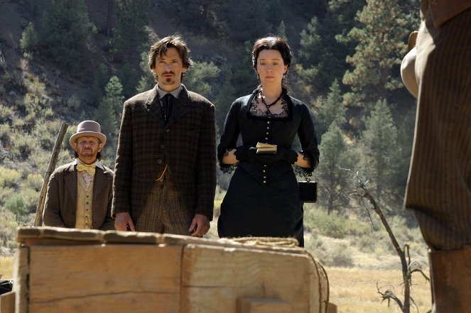 Deadwood - Bullock Returns to the Camp - Photos - William Sanderson, John Hawkes, Molly Parker