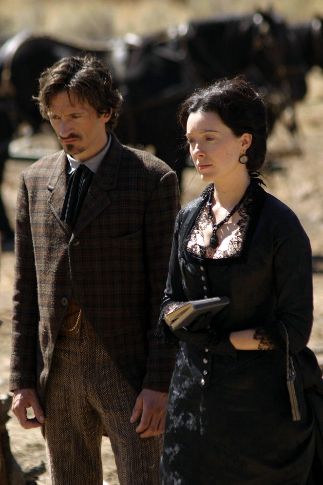 Deadwood - Season 1 - Bullock Returns to the Camp - Photos - John Hawkes, Molly Parker