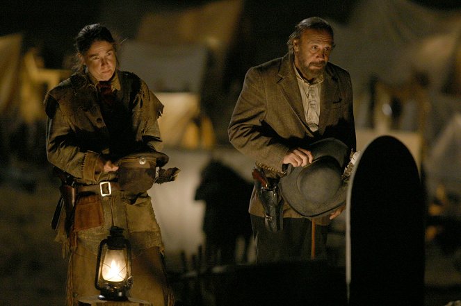 Deadwood - Bullock Returns to the Camp - Van film - Robin Weigert, Dayton Callie