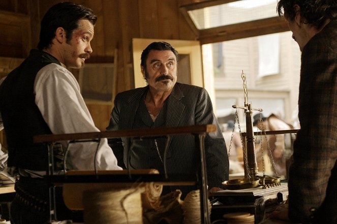 Deadwood - No Other Sons or Daughters - Photos - Timothy Olyphant, Ian McShane