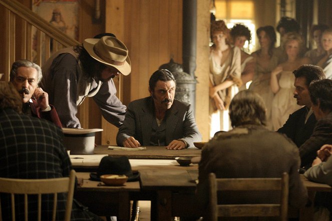 Deadwood - Season 1 - Bestechung - Filmfotos - Powers Boothe, W. Earl Brown, Ian McShane, Timothy Olyphant