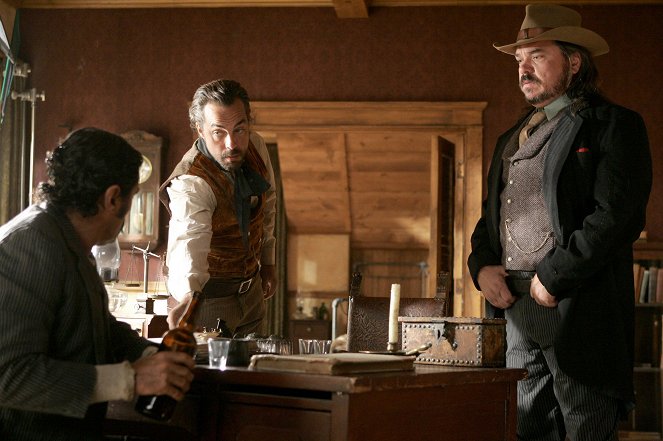 Deadwood - Season 2 - A Lie Agreed Upon: Part I - Photos - Titus Welliver, W. Earl Brown