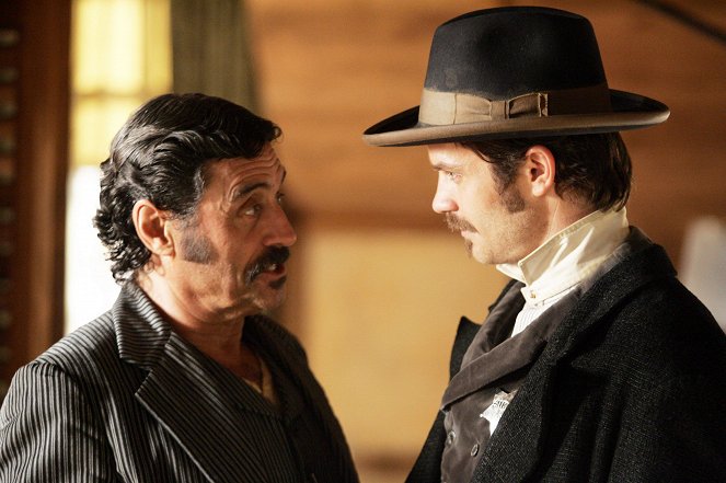 Deadwood - Season 2 - A Lie Agreed Upon: Part I - Photos - Ian McShane, Timothy Olyphant