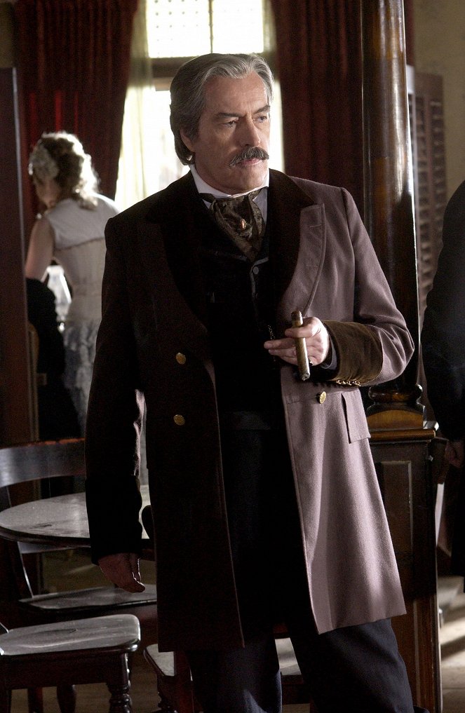 Deadwood - Season 2 - Yhdistyminen ja pääoma - Kuvat elokuvasta - Powers Boothe