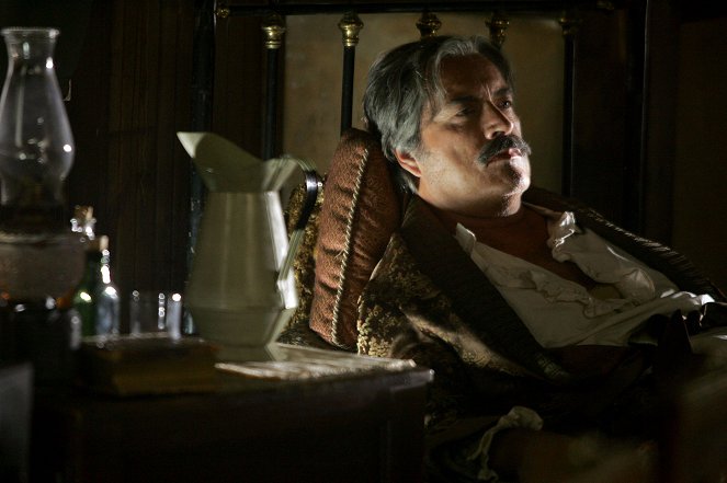 Deadwood - Season 3 - Tell Your God to Ready for Blood - Filmfotók - Powers Boothe