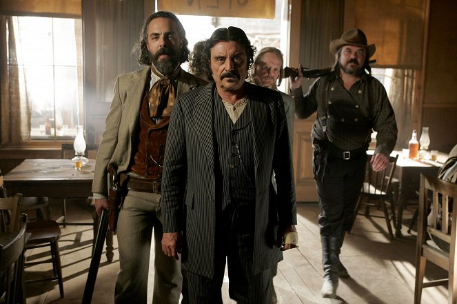 Deadwood - Season 3 - The Catbird Seat - Photos - Titus Welliver, Ian McShane, W. Earl Brown