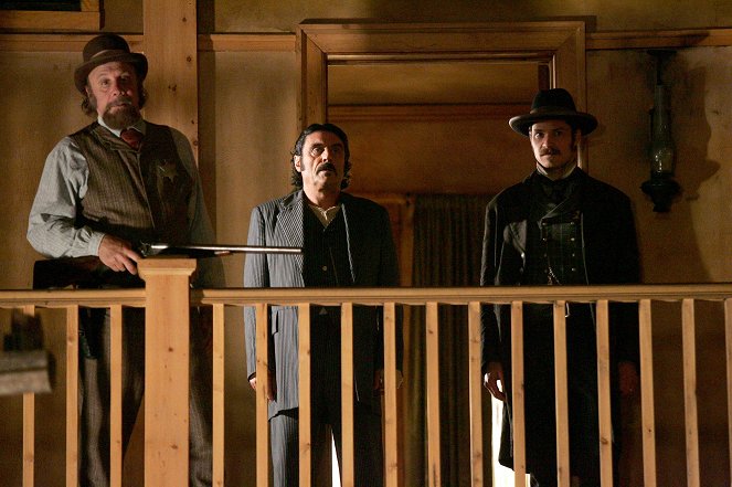 Deadwood - Řekněte mu něco hezkýho - Z filmu - Gerald McRaney, Ian McShane, Timothy Olyphant