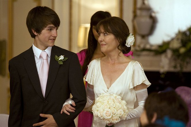 The Sarah Jane Adventures - Season 3 - The Mad Woman in the Attic: Part 1 - Photos - Tommy Knight, Elisabeth Sladen