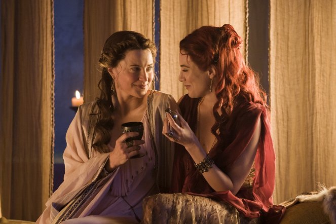 Spartacus: Gods of the Arena - Filmfotos - Lucy Lawless, Jaime Murray