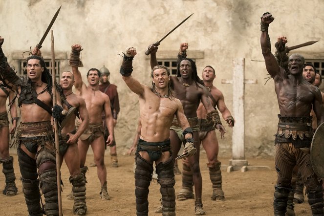 Spartakus: Bohové arény - Z filmu - Antonio Te Maioha, Dustin Clare, Peter Mensah