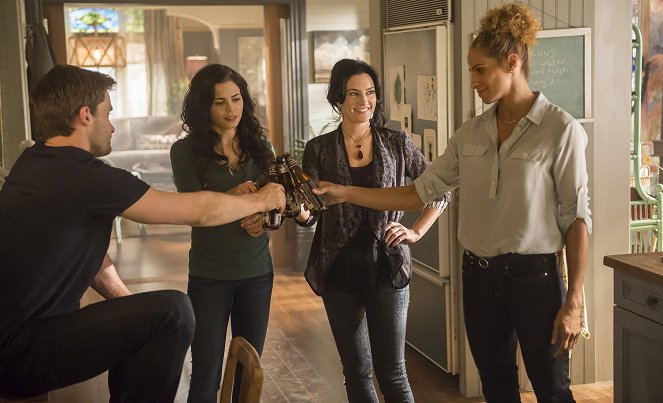 Witches of East End - When a Mandragora Loves a Woman - Photos - Mädchen Amick, Jenna Dewan