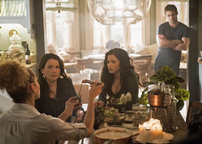 Witches of East End - When a Mandragora Loves a Woman - Photos - Julia Ormond, Jenna Dewan