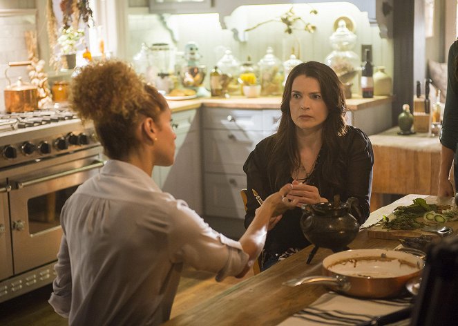 Witches of East End - When a Mandragora Loves a Woman - Photos - Julia Ormond