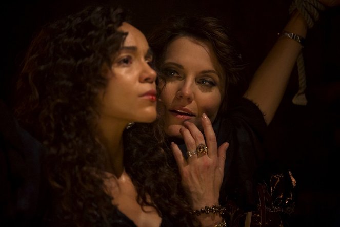 Salem - Midnight Never Come - Photos - Ashley Madekwe, Lucy Lawless
