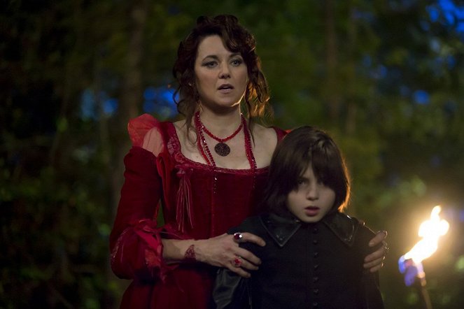 Salem - Midnight Never Come - Photos - Lucy Lawless, Oliver Bell