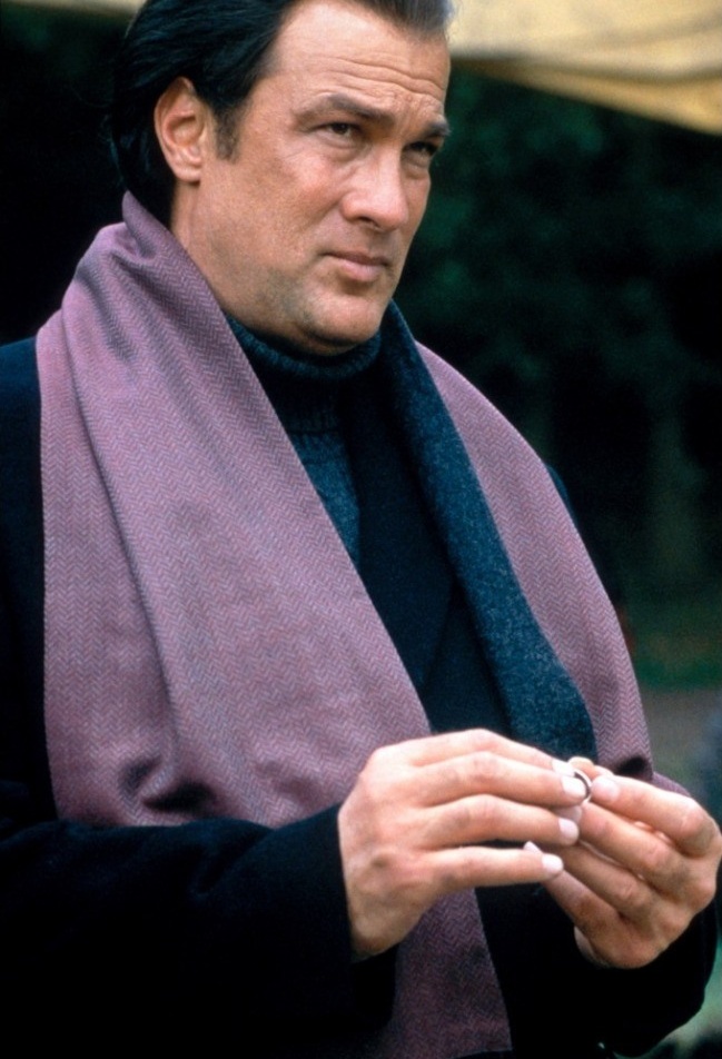 Félholt - Filmfotók - Steven Seagal