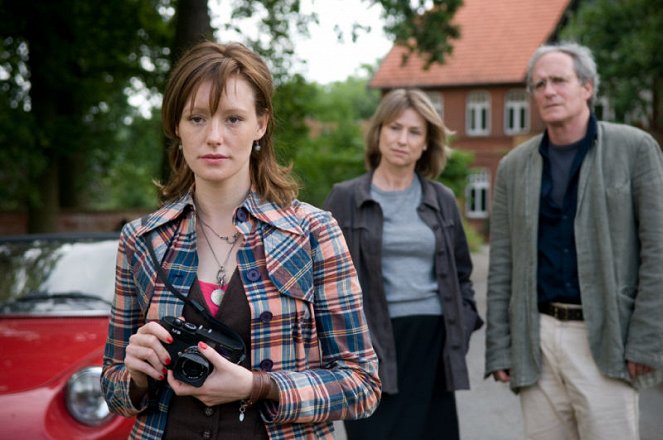 Ein Dorf sieht Mord - Z filmu - Lavinia Wilson, Corinna Harfouch, August Zirner