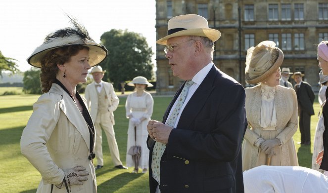 Downton Abbey: Behind the Drama - Filmfotos - Samantha Bond, Julian Fellowes