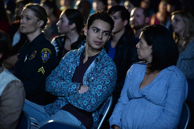 The Fosters - The End of the Beginning - Photos - Teri Polo, Jake T. Austin