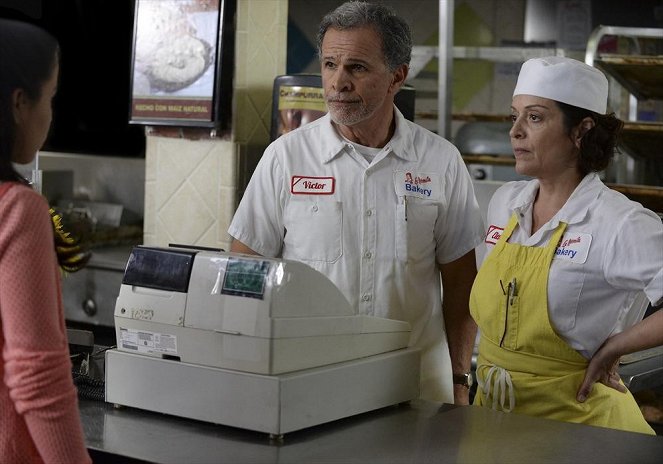 The Fosters - Not That Kind of Girl - De la película - Tony Plana, Marlene Forte