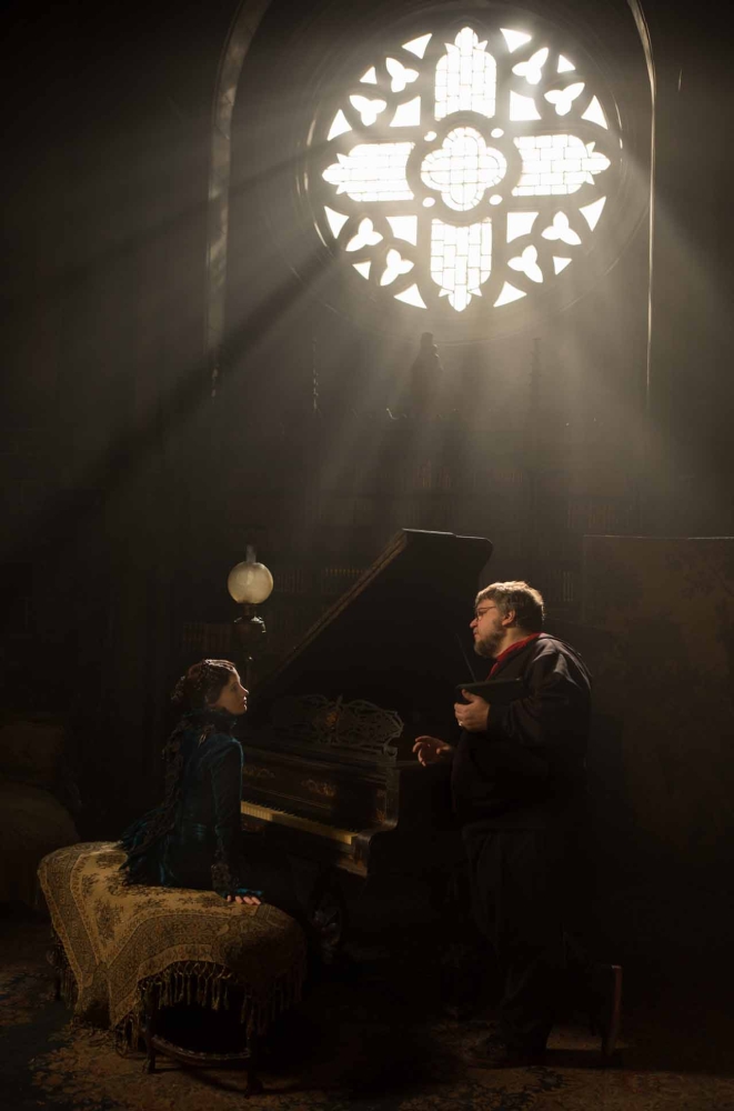 Bíborhegy - Forgatási fotók - Jessica Chastain, Guillermo del Toro