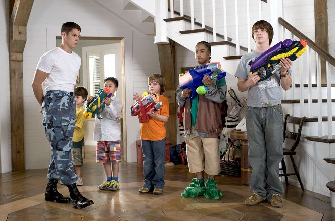 Une famille 2 en 1 - Film - Sean Faris, Nicholas Roget-King, Andrew Vo, Slade Pearce, Little JJ, Drake Bell