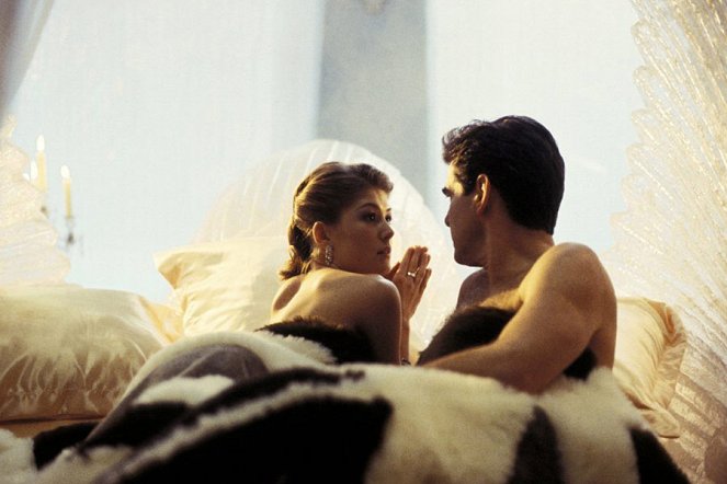 James Bond: Halj meg máskor - Filmfotók - Rosamund Pike, Pierce Brosnan