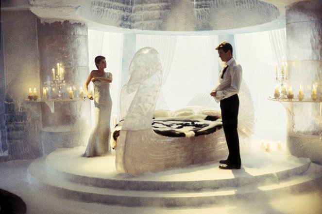James Bond: Halj meg máskor - Filmfotók - Rosamund Pike, Pierce Brosnan