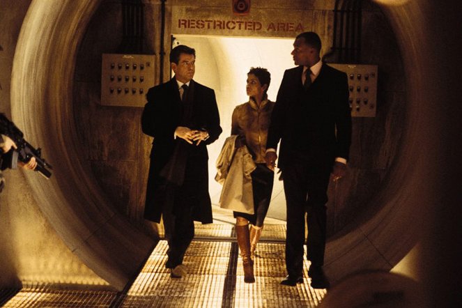 James Bond: Halj meg máskor - Filmfotók - Pierce Brosnan, Halle Berry, Colin Salmon