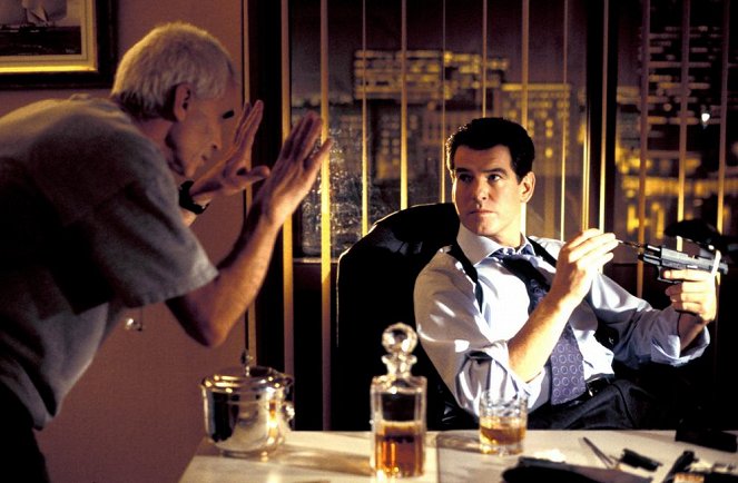 James Bond: Halj meg máskor - Forgatási fotók - Lee Tamahori, Pierce Brosnan