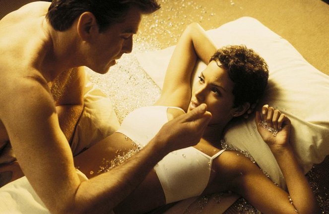 James Bond: Halj meg máskor - Filmfotók - Pierce Brosnan, Halle Berry