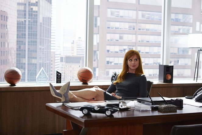 Suits - Fork in the Road - Photos - Sarah Rafferty