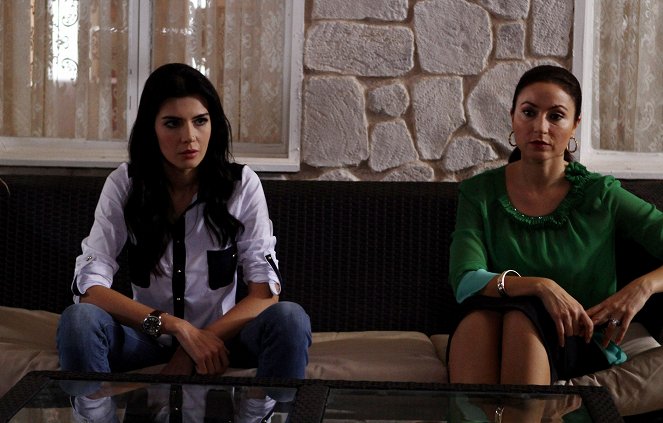 Dila Hanım - Kuvat elokuvasta - Hatice Şendil, Yonca Cevher