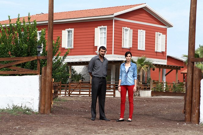 Dila Hanım - Kuvat elokuvasta - Necip Memili, Hatice Şendil