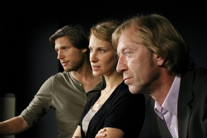 Súboj s časom - Season 2 - Tvrzení proti tvrzení - Z filmu - Sebastian Ströbel, Chiara Schoras, Oliver Stritzel