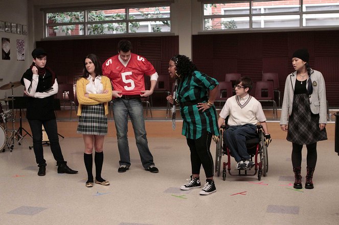Glee - Season 1 - Showmance - Photos - Chris Colfer, Lea Michele, Cory Monteith, Amber Riley, Kevin McHale, Jenna Ushkowitz