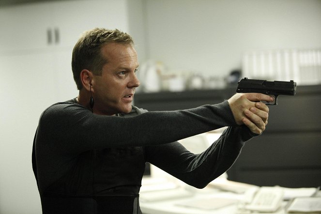 24 - Day 8: 2:00 a.m.-3:00 a.m. - Photos - Kiefer Sutherland