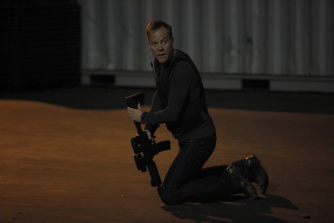 24 - Day 8: 4:00 a.m.-5:00 a.m. - Photos - Kiefer Sutherland