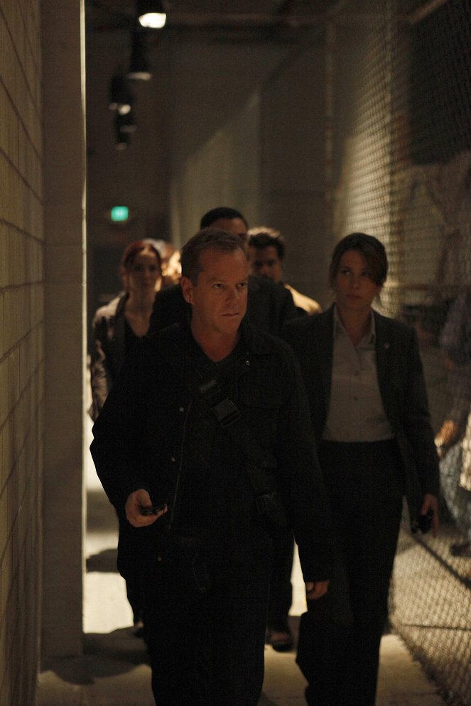 24 - Day 8: 5:00 a.m.-6:00 a.m. - Photos - Kiefer Sutherland