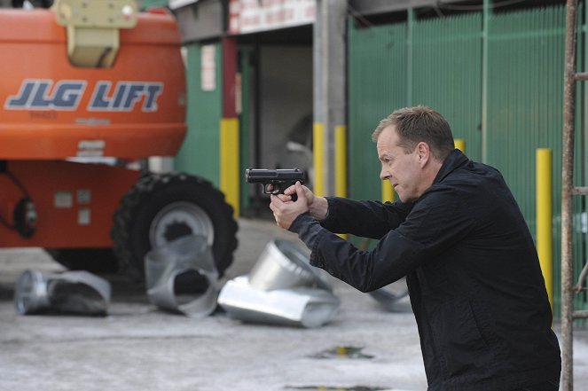 24 - Day 8: 6:00 a.m.-7:00 a.m. - Photos - Kiefer Sutherland