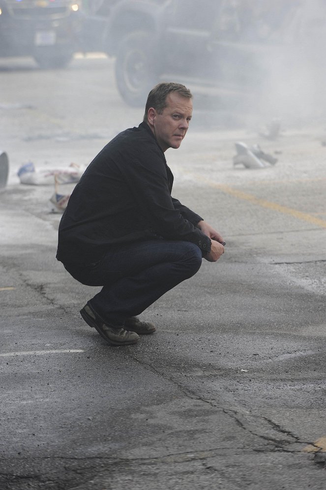 24 - Day 8: 6:00 a.m.-7:00 a.m. - Photos - Kiefer Sutherland