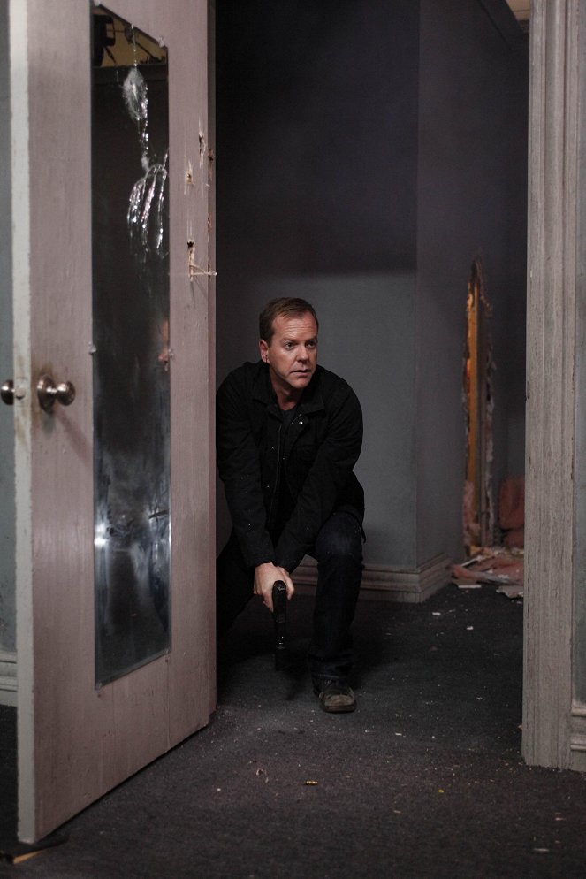 24 - Day 8: 7:00 a.m.-8:00 a.m. - Photos - Kiefer Sutherland