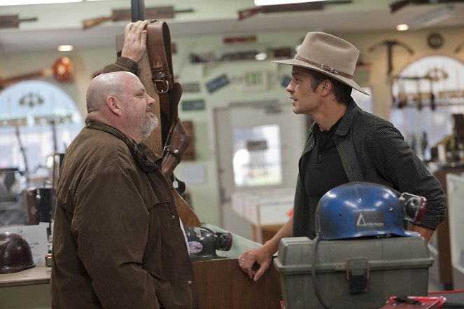 Justified - Season 3 - Harlan Roulette - Photos - Pruitt Taylor Vince, Timothy Olyphant