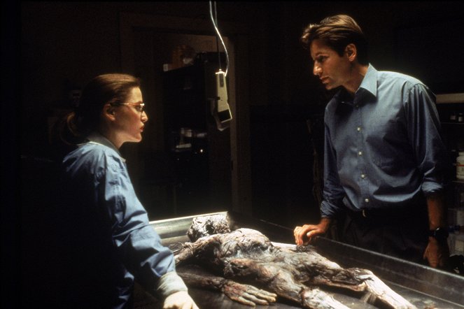 The X-Files - Season 1 - Pilot - Photos - Gillian Anderson, David Duchovny