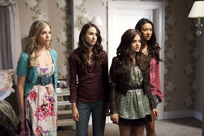 Pretty Little Liars - Can You Hear Me Now? - Van film - Ashley Benson, Troian Bellisario, Lucy Hale, Shay Mitchell