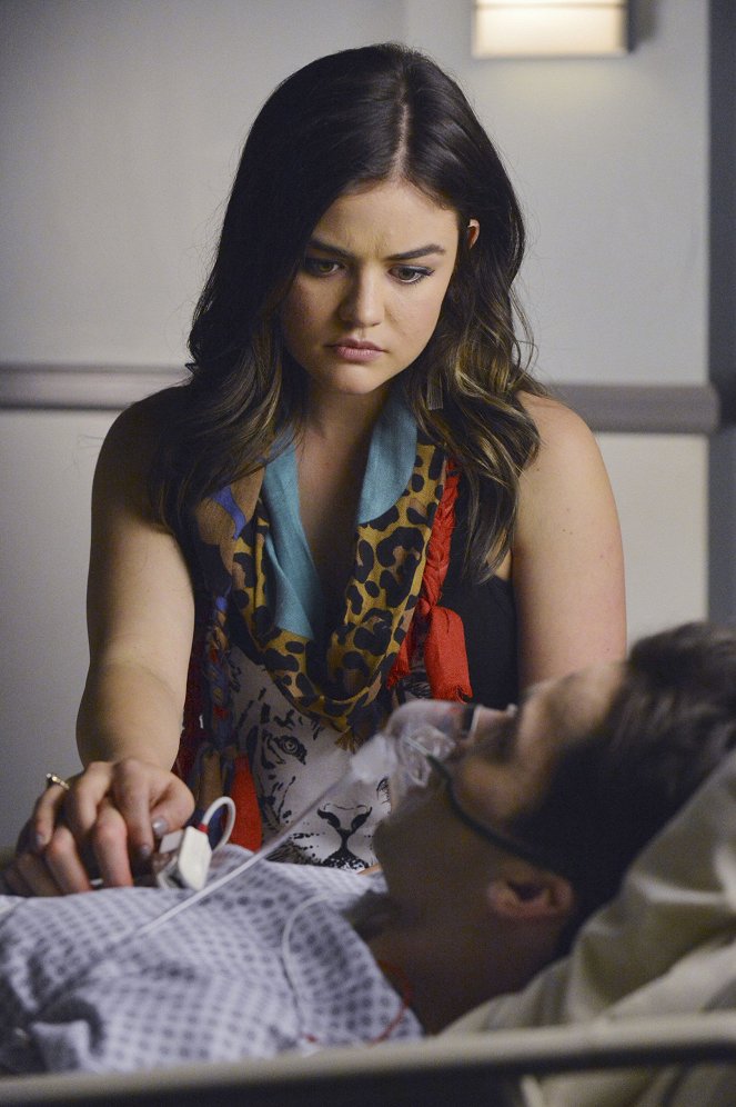 Pretty Little Liars - EscApe from New York - Photos - Lucy Hale, Ian Harding