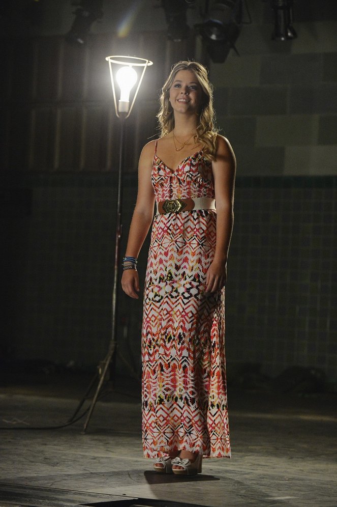 Pretty Little Liars - EscApe from New York - Photos - Sasha Pieterse